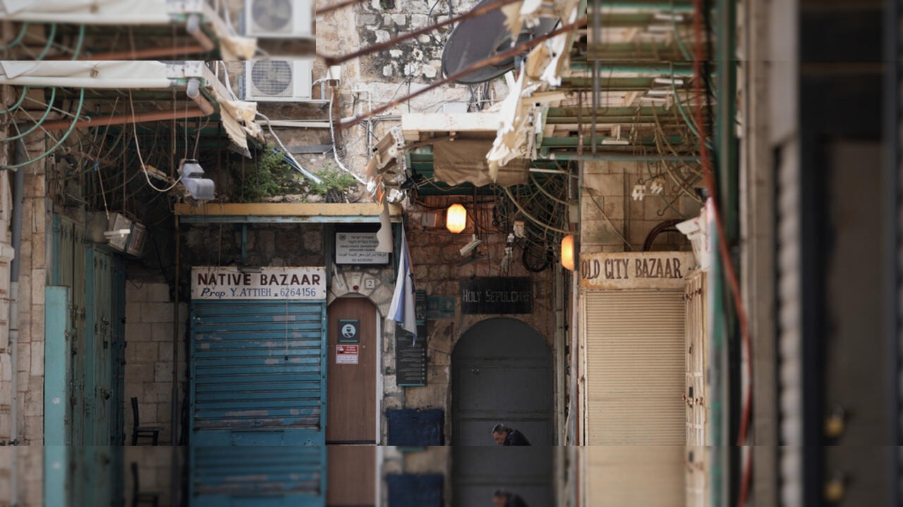 عيد الفصح في القدس: قيود وحرب تُظلل الاحتفالات في كنيسة القيامة